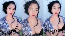 Berlina Manis Berkacamata Dengan Gaya Seksi Yang Menggoda