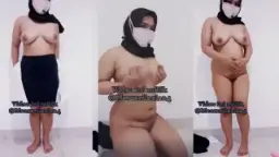 Gadis Berhijab Pulang Kerja Lampiaskan Nafsu Dengan Masturbasi