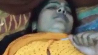Tante Saree Kuning Buka Baju Dan Goyang Ranjang