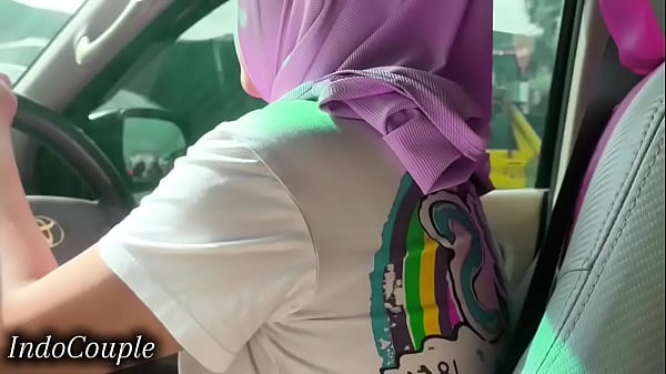 Istri Berhijab Muslim Indonesia Mengemudi Sambil Mengisap Kontol Pacarnya, Video Viral Jakarta