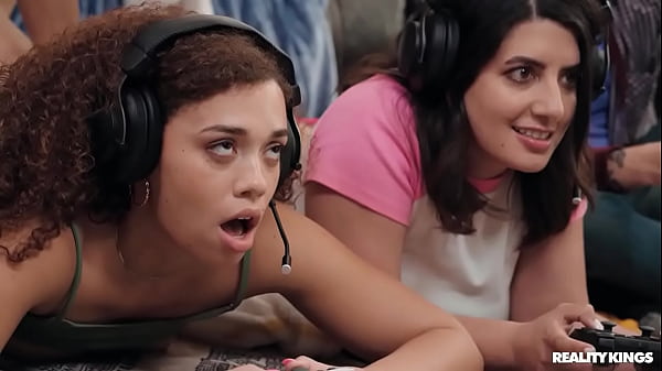 Mode Kerjasama: Petualangan Panas Untuk Gadis Gamer