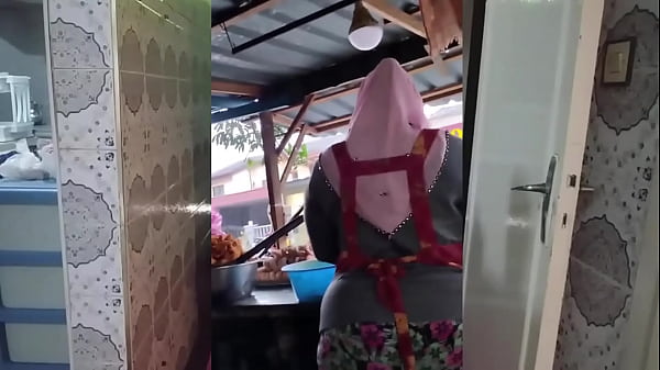 Sang Dewi Muslim Indonesia Dengan Tubuh Montok Dan Sensual
