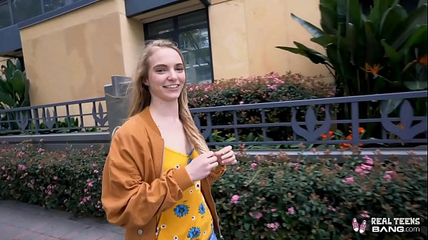 Gadis Rusia Mungil Dihajar Hingga Vagina Ketatnya Terentang