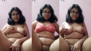 Gadis Berkacamata Dengan Payudara Besar Meremas Dan Memainkan Buah Dadanya Dengan Jari