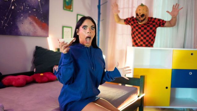 Pesta Halloween Panas: Trik Mesum Penghuni Kos Yang Menggoda