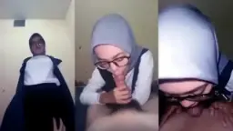 Tante Berhijab Menggoda Dengan Sepong Di Kamar Hotel