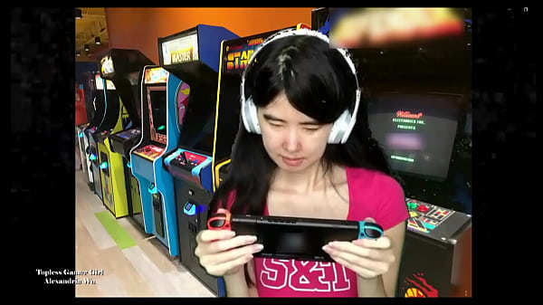 Gadis Gamer Asia Telanjang Dada