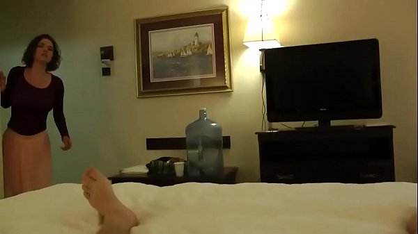 Ibu Tiriku Tak Kuasa Menolak Godaan Untuk Mengulum Batangku Saat Ayah Tiriku Tertidur Pulas.