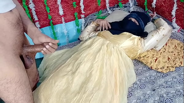 Gadis India Berbusana Kuning Dipelintir Keras Oleh Kontol Besar Pria Lokal Di Video Panas India