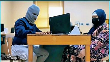 Istri Berhijab Yang Nakal Menggoda Teman Kantor, Asyik Memuaskan Hasrat Dengan Vibrator Kesayangan.
