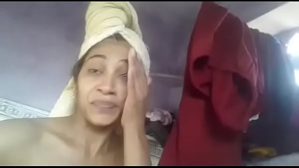 Gadis Desi Memamerkan Tubuh Seksi Dan Menggoda