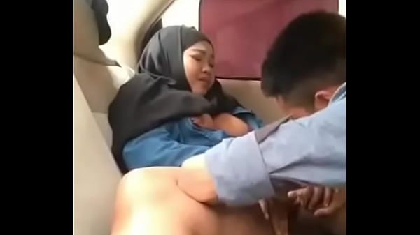 Gadis Berhijab Mesum Di Dalam Mobil Bersama Pacarnya