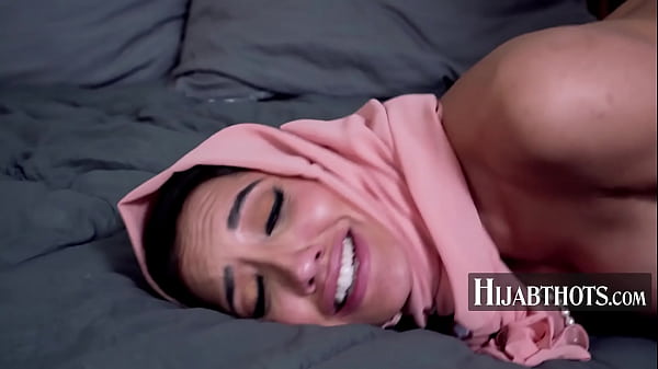 Panggilan Mesum Untuk Pantat Seksi Chloe Amour Si Gadis Arab