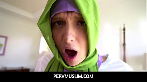 Izzy Lush Si Cabe Berjilbab Yang Berani Melanggar Aturan