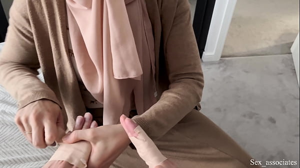 Ibu Tiri Arab Membantu Putranya Dengan Lengan Patah