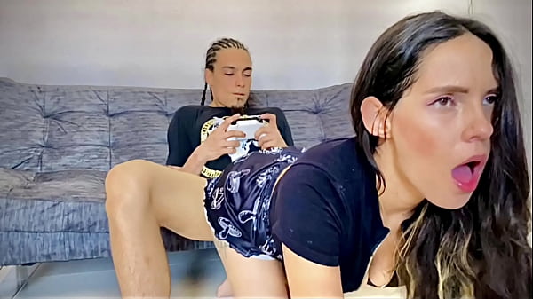 Saat Kakak Tiriku Sibuk Main Game, Aku Asyik Mainin Kontol Besarnya