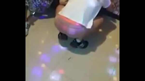 노래방에서 팬티 벗고 음란하게 즐기는 야한 영상