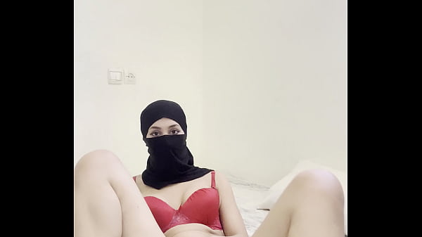 Gadis Muslimah Arab Berjilbab Menggoda Diri, Mainkan Memek, Gosok Klitoris, Fantasi Erotis Sendirian