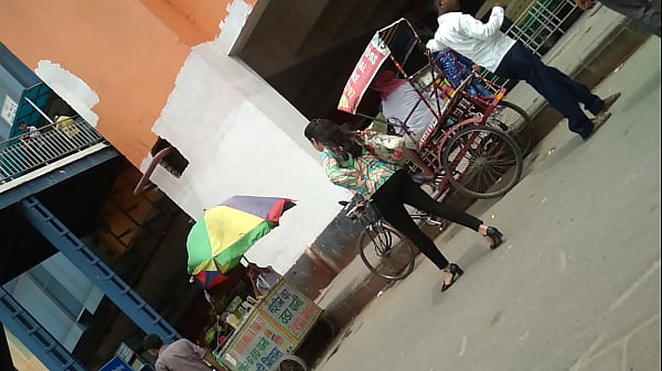 Gadis Desi Yang Menggoda Dengan Lekuk Tubuhnya Yang Mempesona