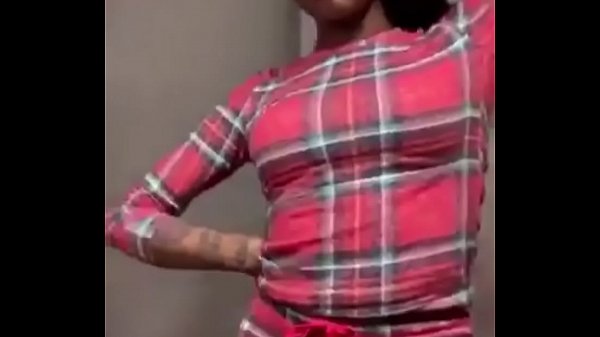 Asian Doll Menggoyangkan Pantat Montoknya Yang Menggoda Di Instagram Live Sambil Menyanyikan Lagu Barunya Dengan Gerakan Mulut Yang Memikat