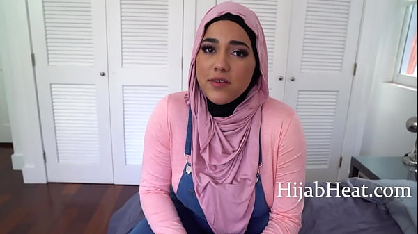 Kakak Tiri Arab Montok Menggodaku Dengan Hummus Demi Kenikmatan Lain