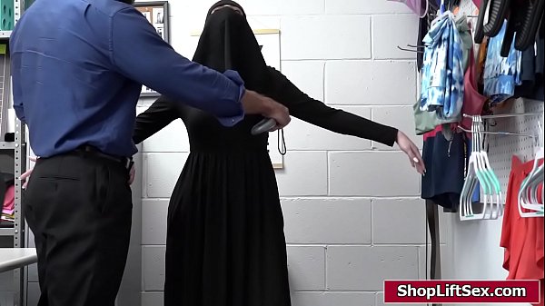 Gadis Pirang Religius Ketahuan Mencuri Dan Dihajar Nafsu