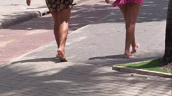 Gadis Manis Nan Seksi Berjalan Ke Pantai Dengan Pantat Yang Menggoda!