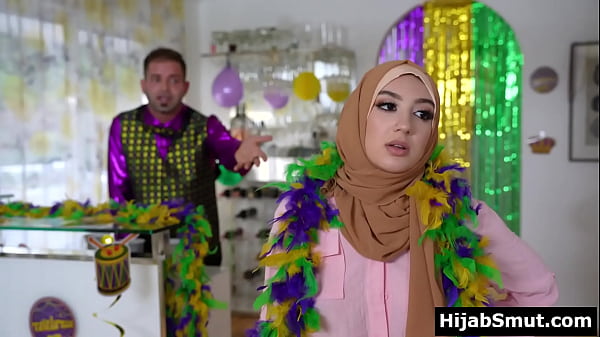 Gadis Muslimah Polos Mengisap Kekasihnya Untuk Pertama Kali