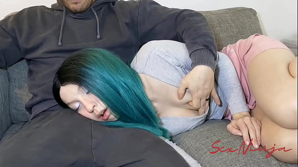 Hanya Ingin Merebahkan Kepala Di Pangkuan Kakak Tiriku Untuk Tidur Sejenak