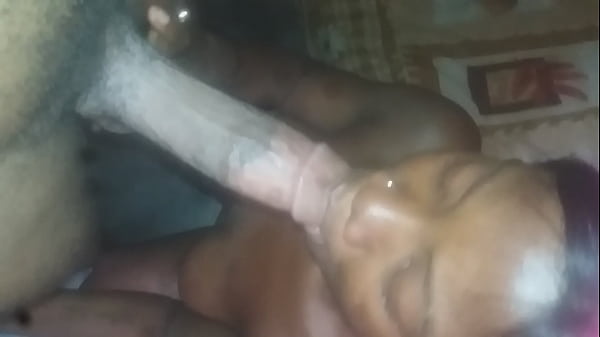Gadis Nakal Mengisap Batangku