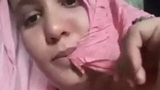 Bibi Desa India Dengan Payudara Lembut Menggoda Buah Dadanya