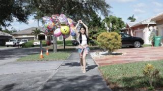 Jessica Jewels Menggoda Dengan 99 Balon Di Atas Kepala