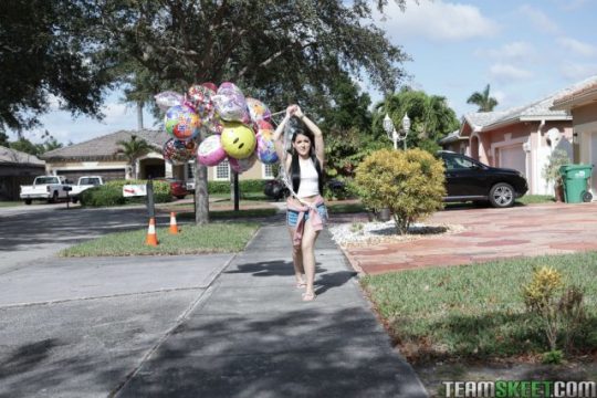 Jessica Jewels Menggoda Dengan 99 Balon Di Atas Kepala