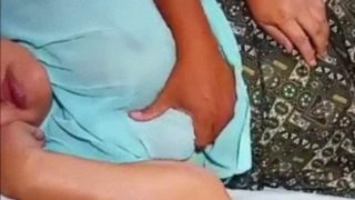 Mengelus-elus Tubuh Ibu Tirinya Yang Pura-pura Tertidur