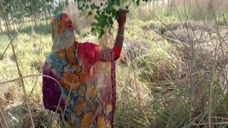 Video Panas Di Kebun: Desi Dan Sasur Bahu Beraksi Di Luar Ruangan