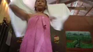 Wanita Desa Telanjang Bulat Mempertontonkan Tubuhnya Di Gubuk Seng