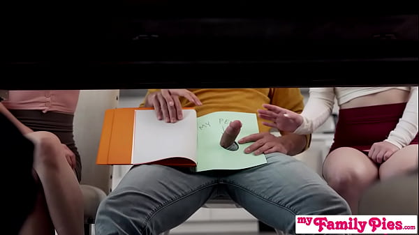 Duduklah Dengan Kontol Kecilmu Dan Tunggu Sampai Kami Selesai Makan Pencuci Mulut, Ibu Tiri!