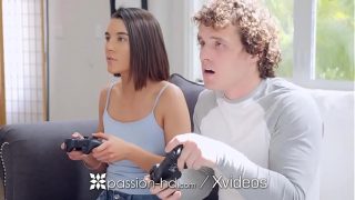 Kakak Tiri Yang Tergila-gila Mainin Kontol Gede! Bonding Main Game Bareng