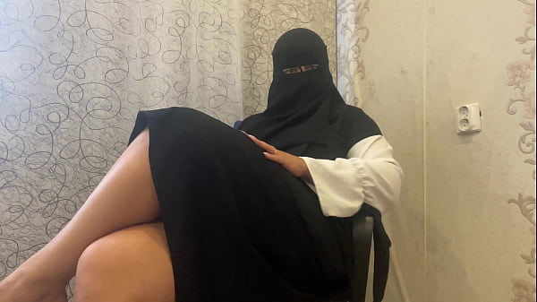 Ibu Tiri Berjilbab Arab Mengocok Memeknya