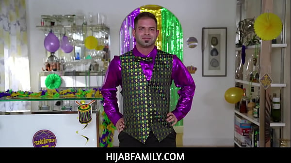 Violet Gems, Si Gadis Berhijab Yang Seksi, Menelan Banyak Manik-manik Sebelum Mahir Memuaskan Nicky Dengan Mulutnya Yang Menggoda.