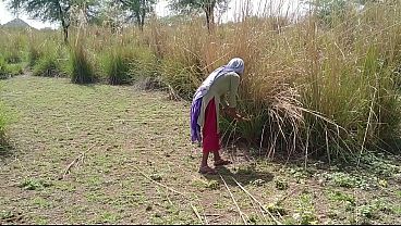 साली, तू तो पक्की रांड बनने चली है! सुन, तेरी सुहागरात की गर्म फोटो हमारे पास हैं, उस रात हमने तुझे जमकर चोदा था देसी टॉप टेन।