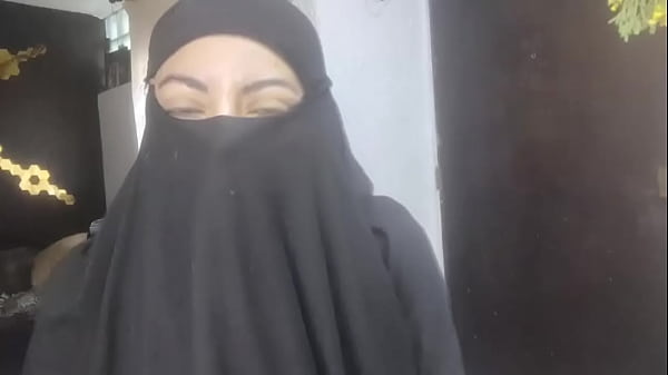 Istri Arab Amatir Yang Sangat Bergairah Memancarkan Cairan Di Niqabnya Sambil Masturbasi Saat Suami Sedang Shalat