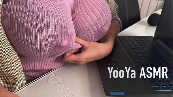 Ibu Tiri Menggoda Anak Tirinya Di Kantor, Memamerkan Puting Susu Dan Mengocok Kontolnya