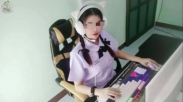 สาวนักศึกษาถูกรุ่นพี่จับเย็ดหน้ากระจก เสียงครวญครางดังลั่นห้อง