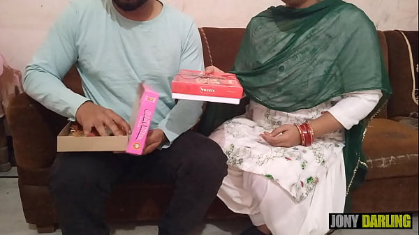 Diwali Ke Mauke Par Maami Ki Rasili Choot Mein Patakhe Fodkar Diwali Manayi