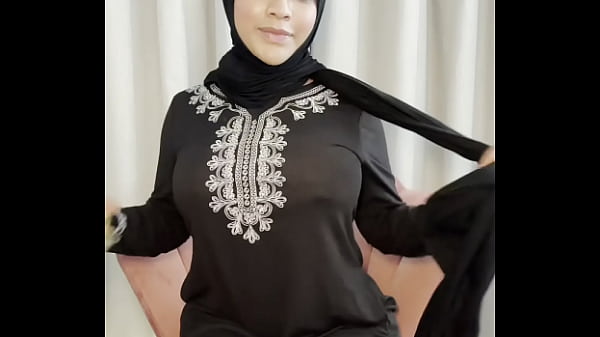 Yasmina Khan Menggoda Dengan Mainan Di Bulan Ramadan