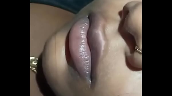 Bibir Desi Yang Menggoda, Basah Dan Siap Dihisap Penuh Nafsu