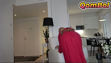 Menggoda Adik Tiri Berhijab Usai Ia Selesai Membersihkan Rumah