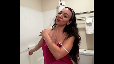 Sasha Mandi Basah Sendiri Di Kamar Mandi