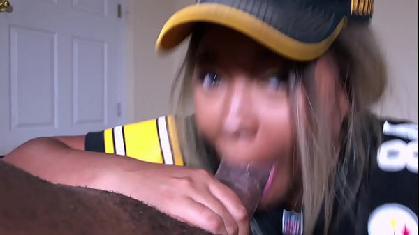 Steelers Lagi Jago Banget Musim Ini, Jadi Aku Mau Rayain Dengan Ngasih Blowjob Yang Bikin Basah Kuyup.